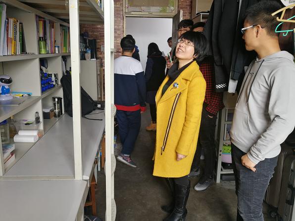 郑建村查看宿舍安全卫生情况.jpg 郑建村查看宿舍安全卫生情况.jpg